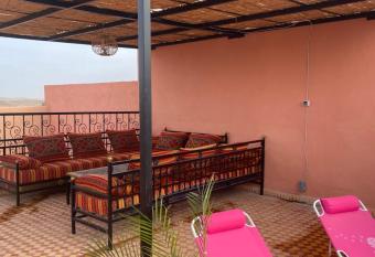 La maison du lac has Balcony rooms