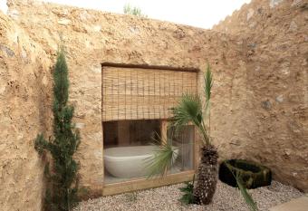 Es Rac   d  Art   allows 18 year olds to book a room