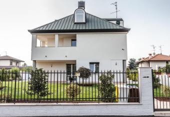 B&B LUXURY ITALIAN HOUSE allows 18 year olds to book a room