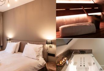 Holiday Home Relax has Balcony rooms