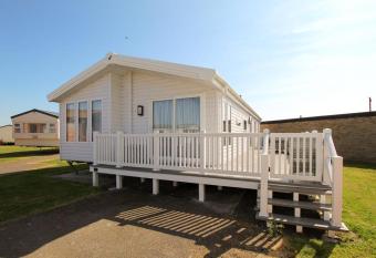Beach Lodge - 5 minute walk to the sandy beach has Balcony rooms
