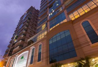 Meia Praia Apto Fino Acabamento 3 su  tes e 2 garagens allows 18 year olds to book a room