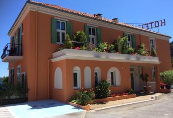 H  tel La Flore has Balcony rooms