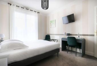 Best Western Brittany La Baule Centre has rooms with a private hot tub