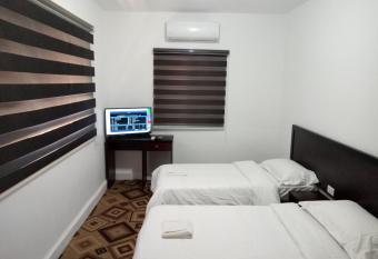 Happy Night Hostel has rooms with a private hot tub