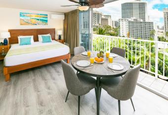 Beautiful Studio in Waikiki - Wifi, Netflix & Split AC - 1 Block to the Beach! has Balcony rooms