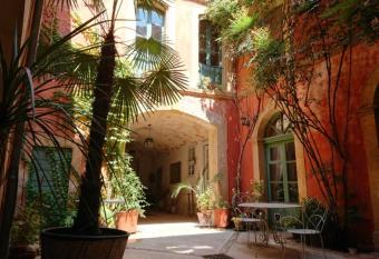 Rue du Ch  teau has Balcony rooms