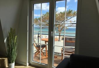 Seeblick 1 allows 18 year olds to book a room