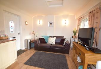 Little Rushbrook Cottages has Balcony rooms