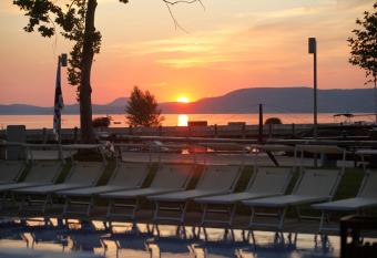 Modern Apartment with Lake View has Balcony rooms