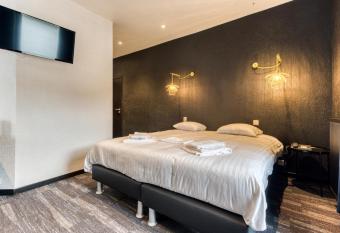 H  tel Mosa allows 18 year olds to book a room