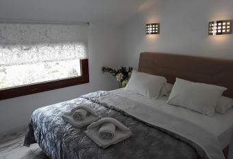 Kinira Beach Hotel has rooms with a private hot tub