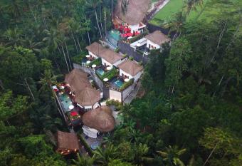 Keliki Luxury Lodge has rooms with a private hot tub