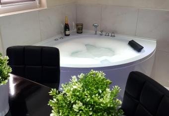 Apartmani Venera has rooms with a private hot tub