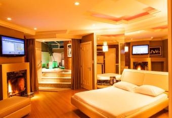 Ettus Hotel allows 18 year olds to book a room