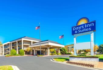 Days Inn & Suites by Wyndham Albuquerque North has Smoking rooms