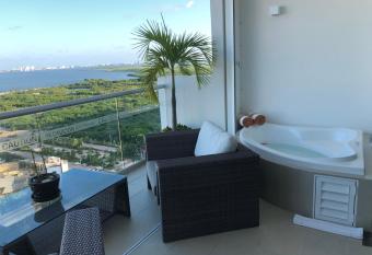 Suites Malecon Cancun has rooms with a private hot tub