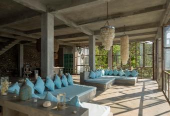 VILLA V ULUWATU has Balcony rooms