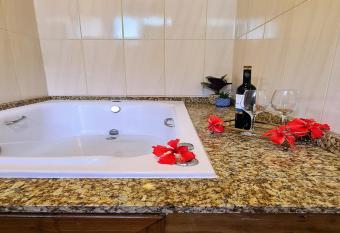 Banheira Hidro Casal, Ar Cond, Churrasqueira, Aptos Eco Cabana Praia Alegre allows 18 year olds to book a room