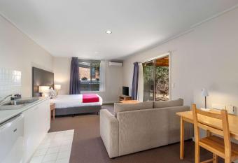 Knox International Hotel and Apartments has rooms with a private hot tub