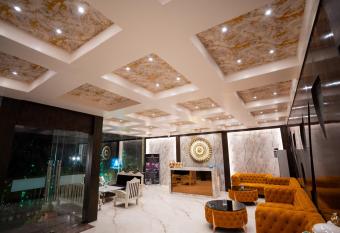 Hotel Radiance Courtyard allows 18 year olds to book a room