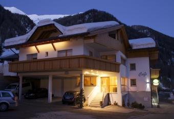 Cafe Schneider has Balcony rooms