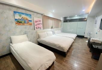 Love River Inn has rooms with a private hot tub