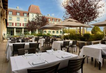 Radisson Blu Hotel Paris, Marne-la-Vall  e allows 18 year olds to book a room