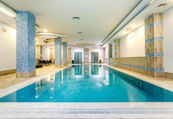   sr Baku Hotel apartment with a pool has rooms with a private hot tub