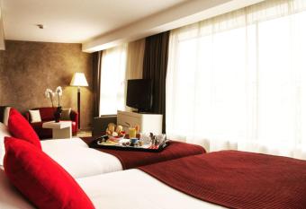 H  tel Montaigne & Spa allows 18 year olds to book a room