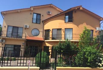 Vila Patricia allows 18 year olds to book a room