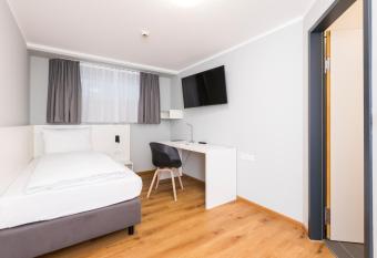 mk monteurzimmer eschborn allows 18 year olds to book a room