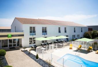 ibis Styles Marennes d Ol  ron has Balcony rooms