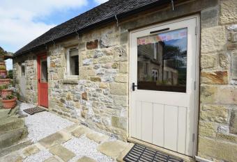 Country Cottage with Hot Tub - pre-heated for your arrival has rooms with a private hot tub