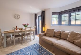 5 Oakes Court has Balcony rooms