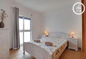 Monte Gordo Downtown by Homing allows 18 year olds to book a room