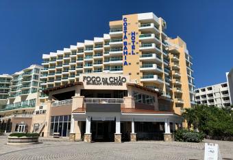 Costa Bahia Hotel Paseo Caribe has rooms with a private hot tub