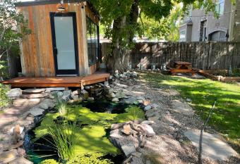 3BD HOME Downtown SLC - KOI POND - SAUNA-fast wifi allows 18 year olds to book a room