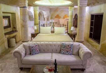 Zeydem Suites has rooms with a private hot tub