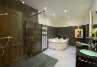 B&B Guest House Du Lac has rooms with a private hot tub