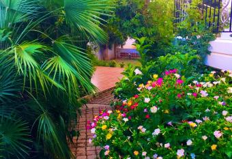 Madison hall,near the Athens airport has Balcony rooms