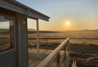 EYV  K Cottages - Private HOT TUB! allows 18 year olds to book a room