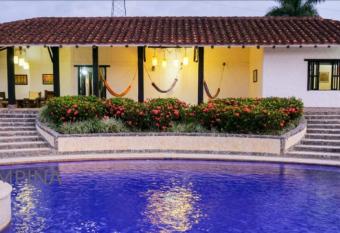 CASA CAMPESTRE LA CAMPI  A LA VICTORIA Valle del Cauca ESPACIO COMPLETO-desayuno a pareja has rooms with a private hot tub