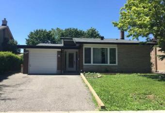 Private Rooms 5 min Finch West Subway - York University has Balcony rooms