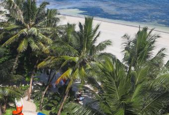 Stylish Beachfront Apartment Mombasa King Sized bed allows 18 year olds to book a room