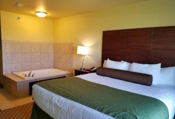 Cobblestone Inn and Suites - Bottineau has rooms with a private hot tub