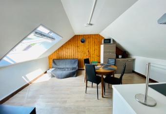 r  sidence les p  querettes N 4 allows 18 year olds to book a room