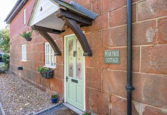 Pear Tree Cottage has Balcony rooms