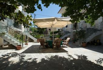 Chrisanthi Apartments has Balcony rooms