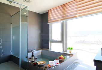 JinShan Sakura Bay Hot Spring Hotel has rooms with a private hot tub